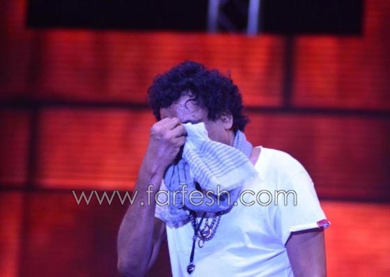 صور محمد منير يشعل حماس الجمهور ويخلع حذاءه على المسرح صورة رقم 3