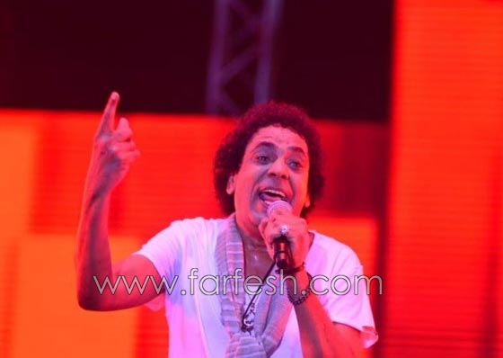 صور محمد منير يشعل حماس الجمهور ويخلع حذاءه على المسرح صورة رقم 1