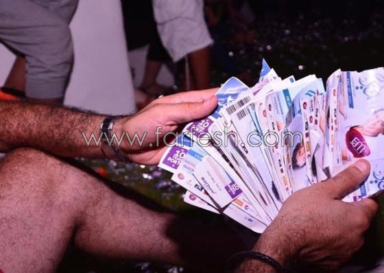 صور محمد منير يشعل حماس الجمهور ويخلع حذاءه على المسرح صورة رقم 4