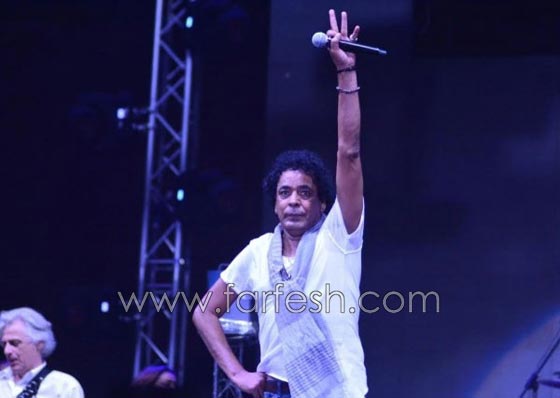 صور محمد منير يشعل حماس الجمهور ويخلع حذاءه على المسرح صورة رقم 5