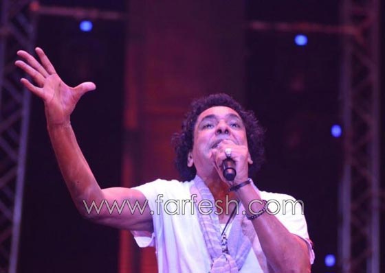 صور محمد منير يشعل حماس الجمهور ويخلع حذاءه على المسرح صورة رقم 8