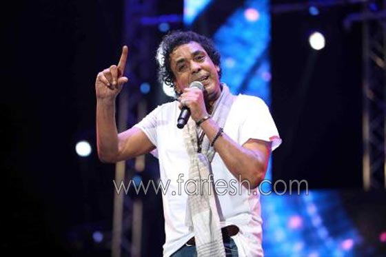 صور محمد منير يشعل حماس الجمهور ويخلع حذاءه على المسرح صورة رقم 9