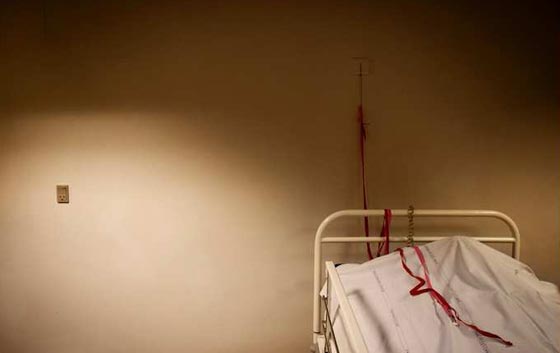 كاميرا في المشرحة.. مصورة توثق ما يحدث لجسد الانسان بعد موته صورة رقم 4