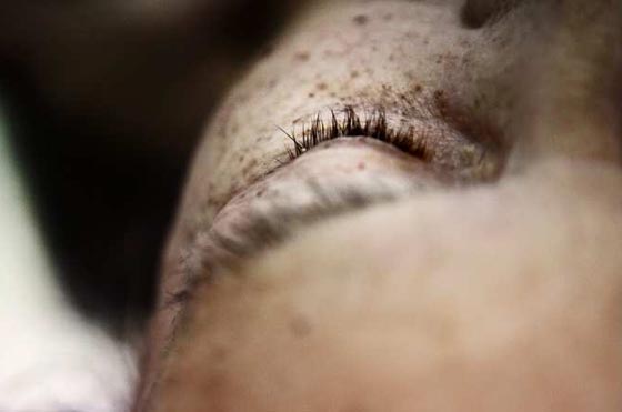 كاميرا في المشرحة.. مصورة توثق ما يحدث لجسد الانسان بعد موته صورة رقم 5