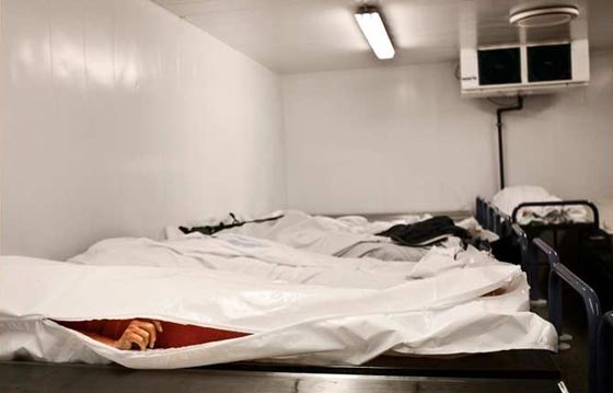 كاميرا في المشرحة.. مصورة توثق ما يحدث لجسد الانسان بعد موته صورة رقم 6