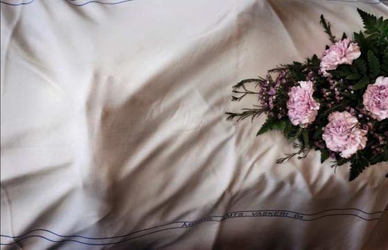 كاميرا في المشرحة.. مصورة توثق ما يحدث لجسد الانسان بعد موته صورة رقم 8