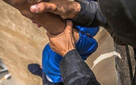 الدواعش يلقون 9 اشخاص من اعلى بناية.. بتهمة الشذوذ صورة رقم 1