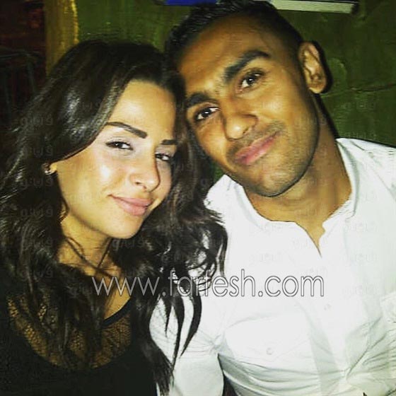  صور عمرو دياب مع طفل يلعبان الكرة ومع ام الطفل ببنطلون ممزق! صورة رقم 4