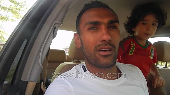  صور عمرو دياب مع طفل يلعبان الكرة ومع ام الطفل ببنطلون ممزق! صورة رقم 8