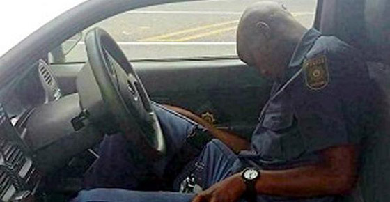 صورة لشرطي ثمل تعيد الذاكرة الى فيديو الشرطي المترنح من السكر صورة رقم 1