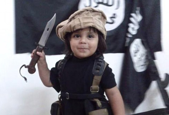بالفيديو.. طفل داعشي يتدرب على الذبح والرهينة الضحية هي دميته  صورة رقم 1