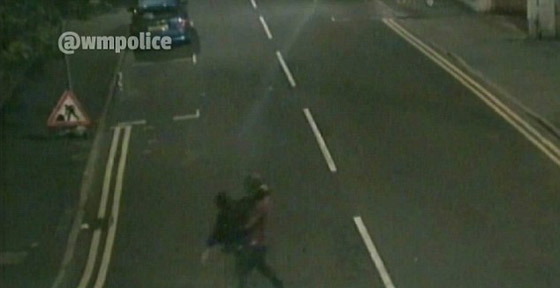 ضبطته الكاميرات.. رجل يحمل ضحيته قبل اغتصابه لها بلحظات صورة رقم 1