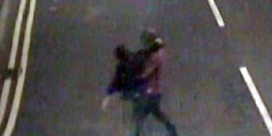 ضبطته الكاميرات.. رجل يحمل ضحيته قبل اغتصابه لها بلحظات صورة رقم 2