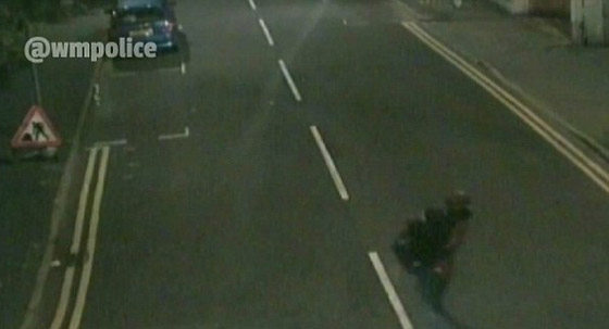 ضبطته الكاميرات.. رجل يحمل ضحيته قبل اغتصابه لها بلحظات صورة رقم 3