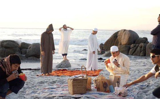 التضارب الثقافي والديني في صور صادمة.. شاهدها صورة رقم 2