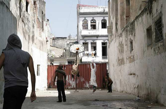 التضارب الثقافي والديني في صور صادمة.. شاهدها صورة رقم 5