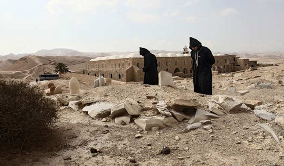 التضارب الثقافي والديني في صور صادمة.. شاهدها صورة رقم 1