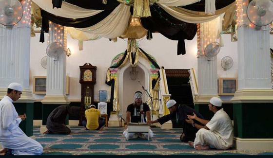 التضارب الثقافي والديني في صور صادمة.. شاهدها صورة رقم 7