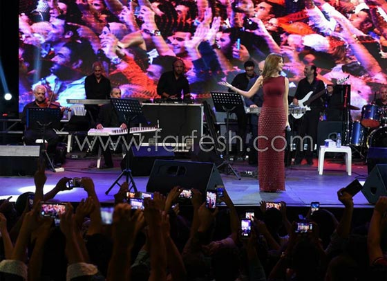 من الاجمل بالفستان البرغندي الطويل.. نانسي عجرم ام ايرينا شايك؟ صورة رقم 4