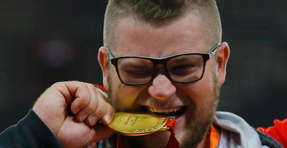 السكر يدفع بطلا عالميا لدفع ميداليته الذهبية مقابل اجرة تاكسي!! صورة رقم 1 السكر يدفع بطلا عالميا لدفع ميداليته الذهبية مقابل اجرة تاكسي!! صورة رقم 1