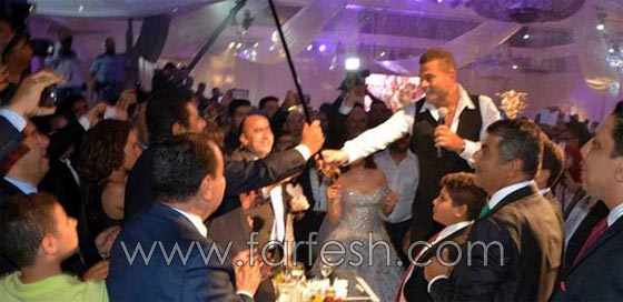 صور عمرو دياب يرقص بالعصا في زفاف ابنة صديقه  صورة رقم 1
