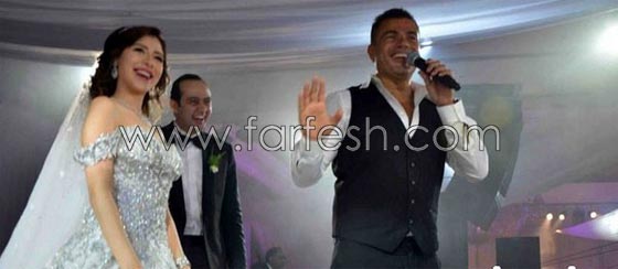 صور عمرو دياب يرقص بالعصا في زفاف ابنة صديقه  صورة رقم 8