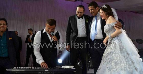 صور عمرو دياب يرقص بالعصا في زفاف ابنة صديقه  صورة رقم 7