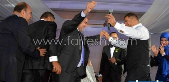 صور عمرو دياب يرقص بالعصا في زفاف ابنة صديقه  صورة رقم 3