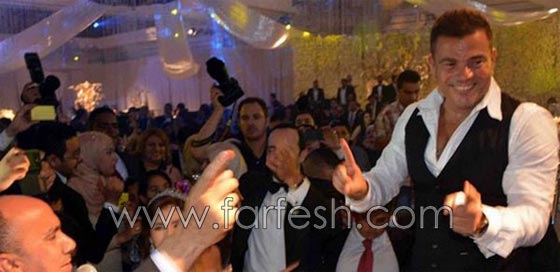 صور عمرو دياب يرقص بالعصا في زفاف ابنة صديقه  صورة رقم 4