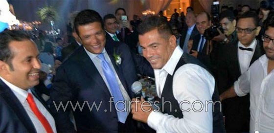 صور عمرو دياب يرقص بالعصا في زفاف ابنة صديقه  صورة رقم 5