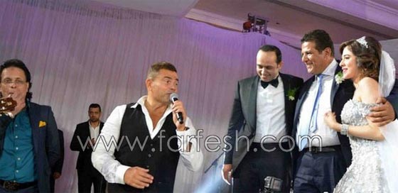 صور عمرو دياب يرقص بالعصا في زفاف ابنة صديقه  صورة رقم 13