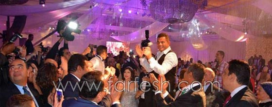 صور عمرو دياب يرقص بالعصا في زفاف ابنة صديقه  صورة رقم 9