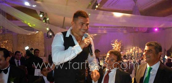 صور عمرو دياب يرقص بالعصا في زفاف ابنة صديقه  صورة رقم 11