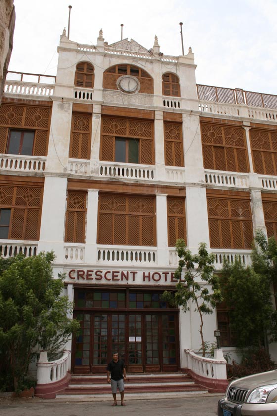 بالفيديو.. أثاث ملكة بريطانيا التي زارت اليمن قبل 61 عاما للبيع! صورة رقم 3