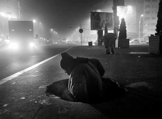 بالصور.. مجتمع كامل يعيش في انفاق تحت الارض بمحطات القطار صورة رقم 1