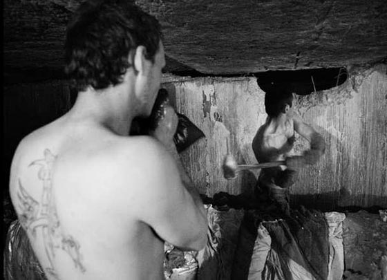 بالصور.. مجتمع كامل يعيش في انفاق تحت الارض بمحطات القطار صورة رقم 2