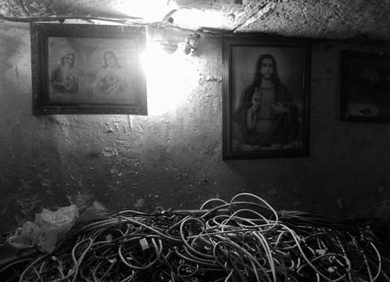 بالصور.. مجتمع كامل يعيش في انفاق تحت الارض بمحطات القطار صورة رقم 3