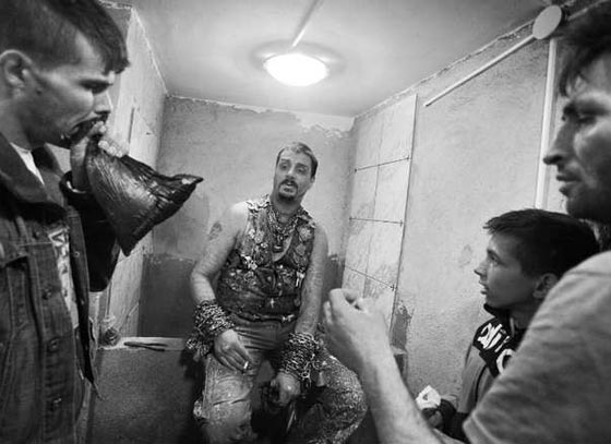 بالصور.. مجتمع كامل يعيش في انفاق تحت الارض بمحطات القطار صورة رقم 4