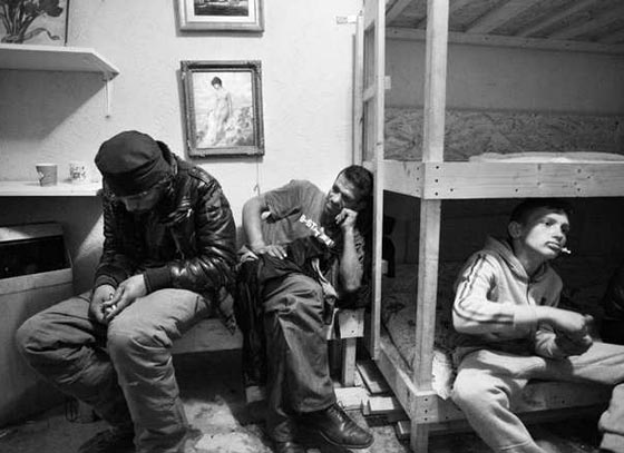 بالصور.. مجتمع كامل يعيش في انفاق تحت الارض بمحطات القطار صورة رقم 7