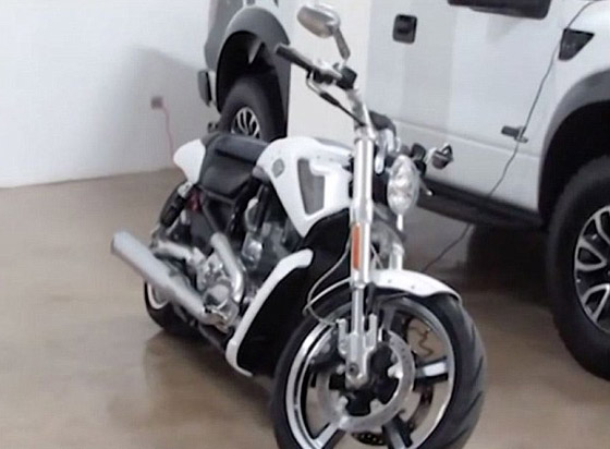 المكسيك: ضبط مدافع وسيارات فاخرة في مقر امبراطور المخدرات صورة رقم 2