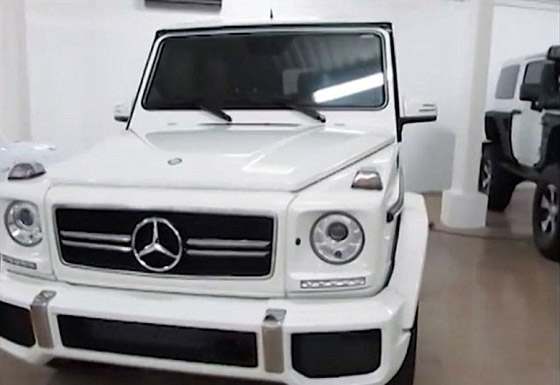 المكسيك: ضبط مدافع وسيارات فاخرة في مقر امبراطور المخدرات صورة رقم 5