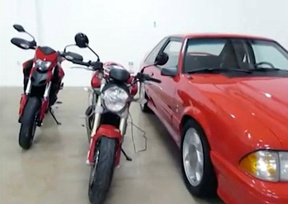 المكسيك: ضبط مدافع وسيارات فاخرة في مقر امبراطور المخدرات صورة رقم 9