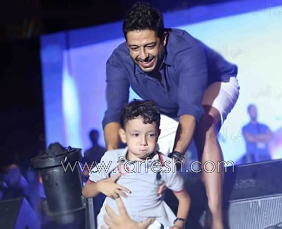 صور محمد حماقي مع طفل باكي جعله يوقف حفله  صورة رقم 4