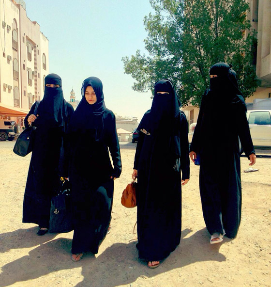 صور النقاب في أوروبا ليس للمسلمين فقط: حاكم النمسا امر زوجته بارتدائه عام 1916 صورة رقم 3