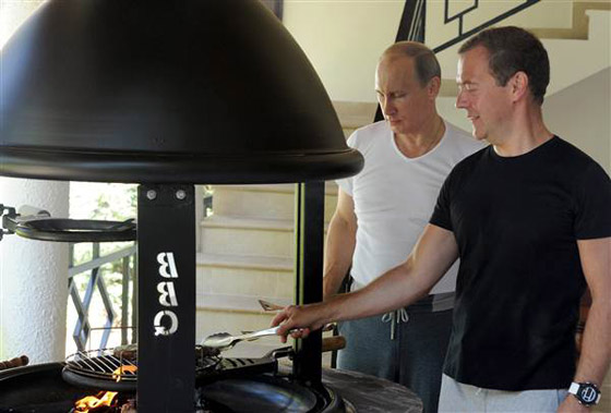 بالفيديو.. بوتين ومدفيديف يناقشان قضايا البلاد في قاعة التمارين صورة رقم 3 بالفيديو.. بوتين ومدفيديف يناقشان قضايا البلاد في قاعة التمارين صورة رقم 3