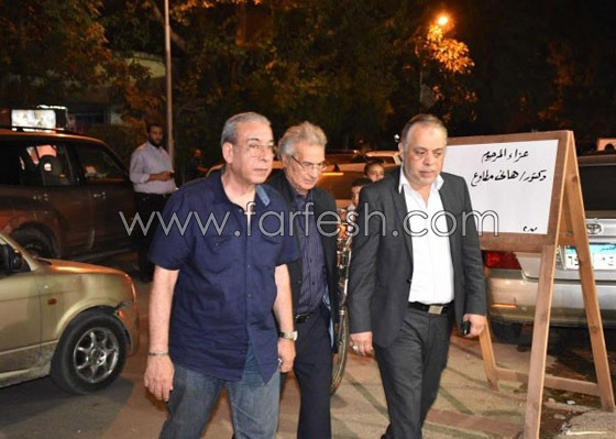 صور الفنانين في عزاء مخرج مسرحية (شاهد ما شافش حاجة) وغياب عادل امام صورة رقم 7