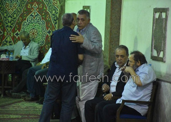 صور الفنانين في عزاء مخرج مسرحية (شاهد ما شافش حاجة) وغياب عادل امام صورة رقم 8