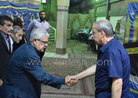 صور الفنانين في عزاء مخرج مسرحية (شاهد ما شافش حاجة) وغياب عادل امام صورة رقم 10