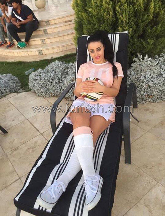 زلزال بسبب صور صافيناز المثيرة بملابس كرة القدم التي اشعلت الجمهور! صورة رقم 4
