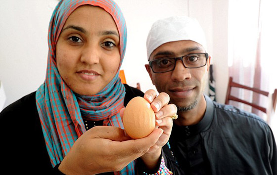 كلمة الله تظهر على بيضة بريطانية  نادرة صورة رقم 1